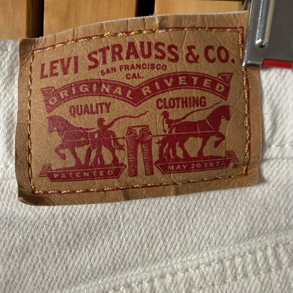 LEVI’S Women's White Mid-Length Denim Shorts - 26 - Picture 5 of 6
